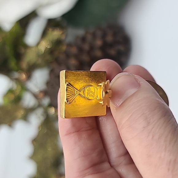 Circa 1980's Karl Lagerfeld Collection Brushed Gold & Black Stone clip earrings! - Picture 8 of 12